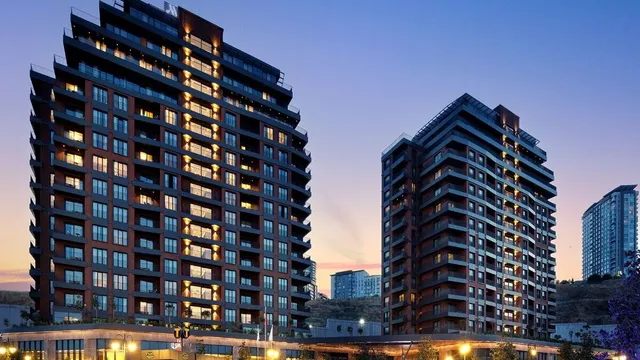 Tổ hợp căn hộ dịch vụ Marriott Executive Apartments tại The Tema World Istanbul lúc hoàng hôn