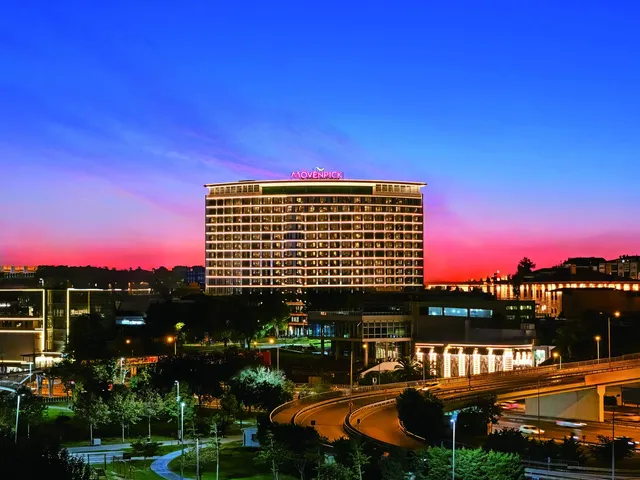 Khách sạn Mövenpick Istanbul Marmara Sea lúc hoàng hôn