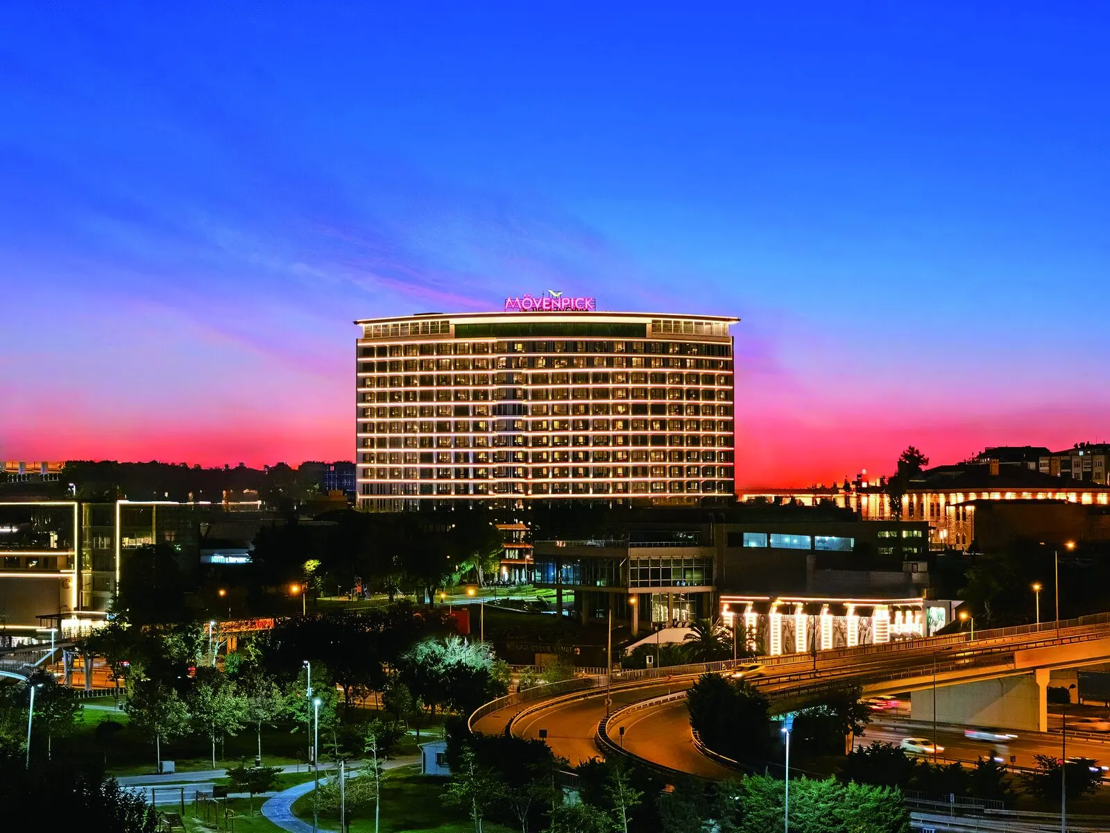 Khách sạn Mövenpick Istanbul Marmara Sea lúc hoàng hôn